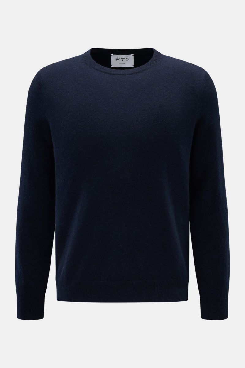 Frontale Ansicht des FTC Cashmere Rundhalspullover navy aus reinem, ultraweichem Cashmere mit feinem Strickbild, Slim Fit, Rundhalsausschnitt und komfortablen Rippbündchen, zeitloses Design vom nachhaltigen Label FTC CASHMERE.