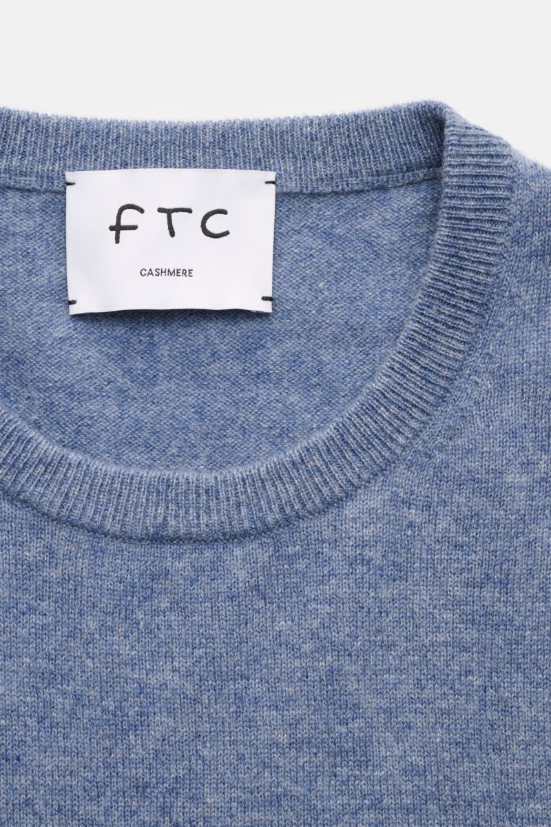 FTC Cashmere Rundhalspullover rauchblau meliert in Slim Fit, feines Strickbild, Rundhalsausschnitt, Rippbündchen, aus ultraweichem reinen Cashmere, Nahaufnahme von oben.
