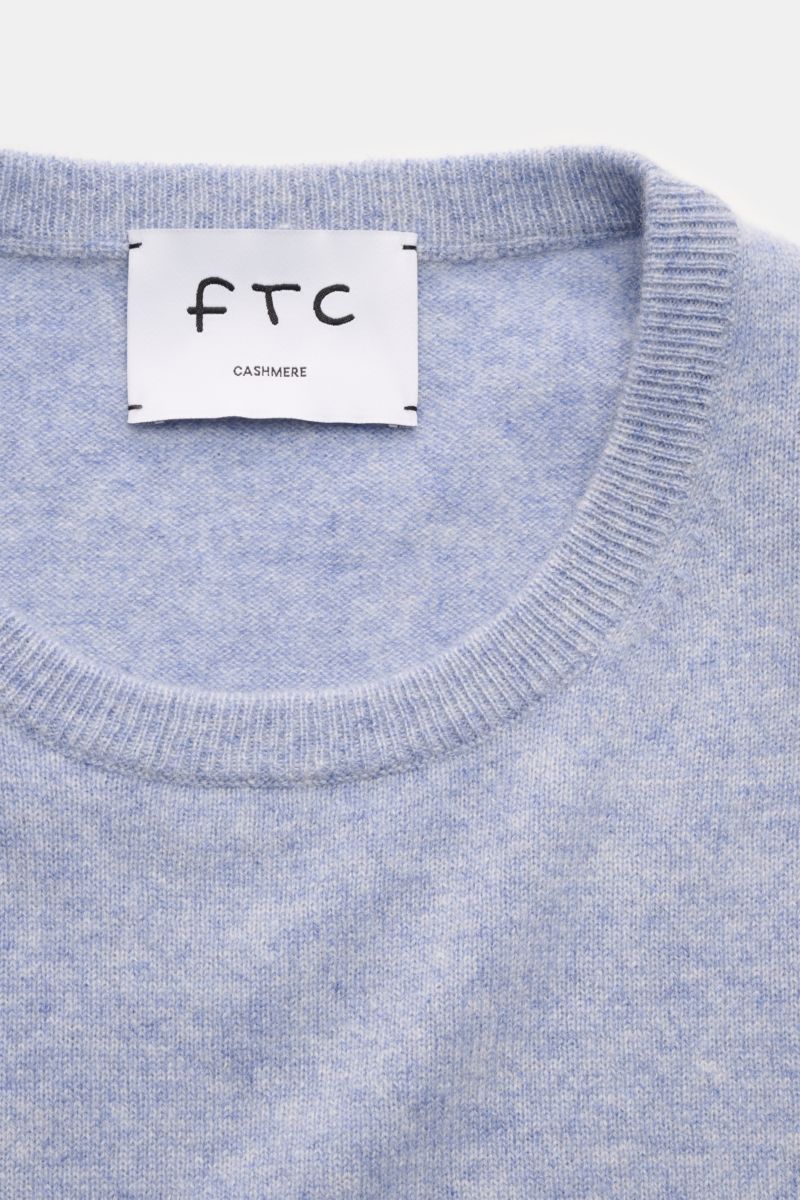 FTC Cashmere Rundhalspullover hellblau meliert in Slim Fit, feines Strickbild, Rundhalsausschnitt, ultraweiche Cashmere-Qualität, Detailaufnahme von oben.