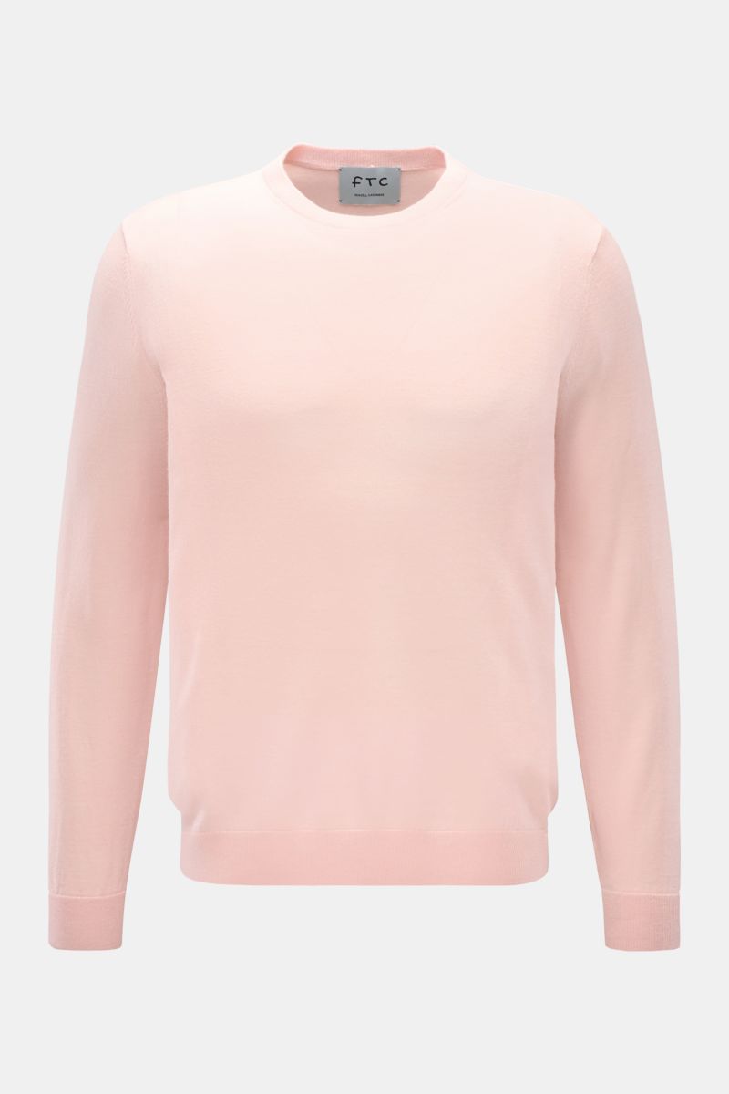 FTC Feinstrick Rundhalspullover rosé, Slim Fit, nachhaltiger Cashmere-SeaCell-Mix, weicher Griff, Rundhalsausschnitt, Rippbündchen, frontale Ansicht.
