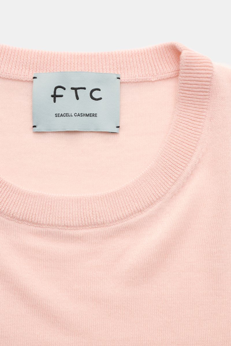 FTC Feinstrick Rundhalspullover rosé aus Cashmere-SeaCell-Mix, Slim Fit, weicher Griff, feines Strickbild, Rippbündchen, Öko-Tex®, Nahaufnahme vom Rundhalsausschnitt.
