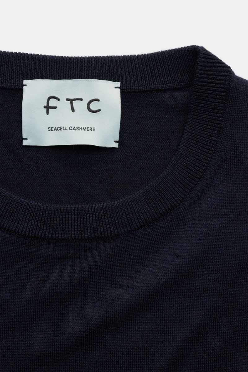 Nahaufnahme des Rundhalsausschnitts des FTC Feinstrick Rundhalspullover dark navy aus Cashmere-SeaCell-Mix, Slim Fit, weicher Griff, Öko-Tex® zertifiziert.