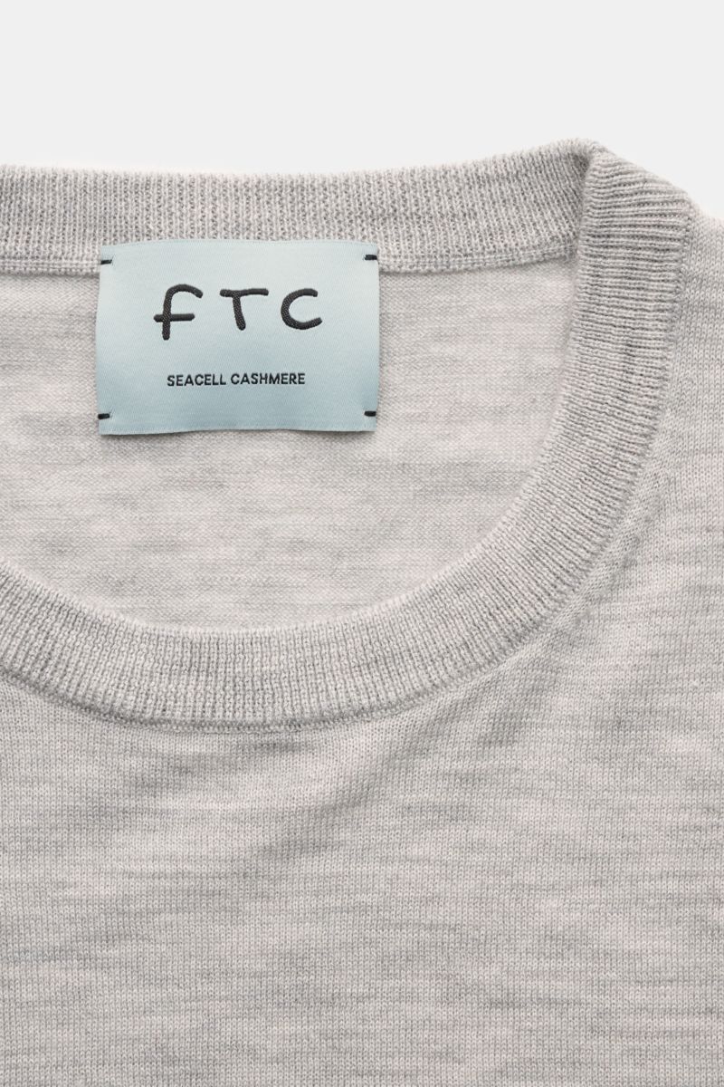 Nahaufnahme des FTC Feinstrick Rundhalspullover grau meliert von oben, nachhaltiger Cashmere-SeaCell-Mix, Slim Fit, weicher Griff, Öko-Tex® zertifiziert.