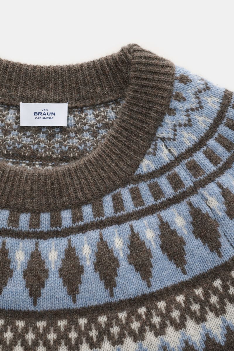 Nahaufnahme des von Braun Cashmere Rundhalspullover braun/rauchblau/creme gemustert mit Norweger-Strickmuster, Rundhalsausschnitt und flexiblem Rippbündchen aus mongolischem Cashmere.