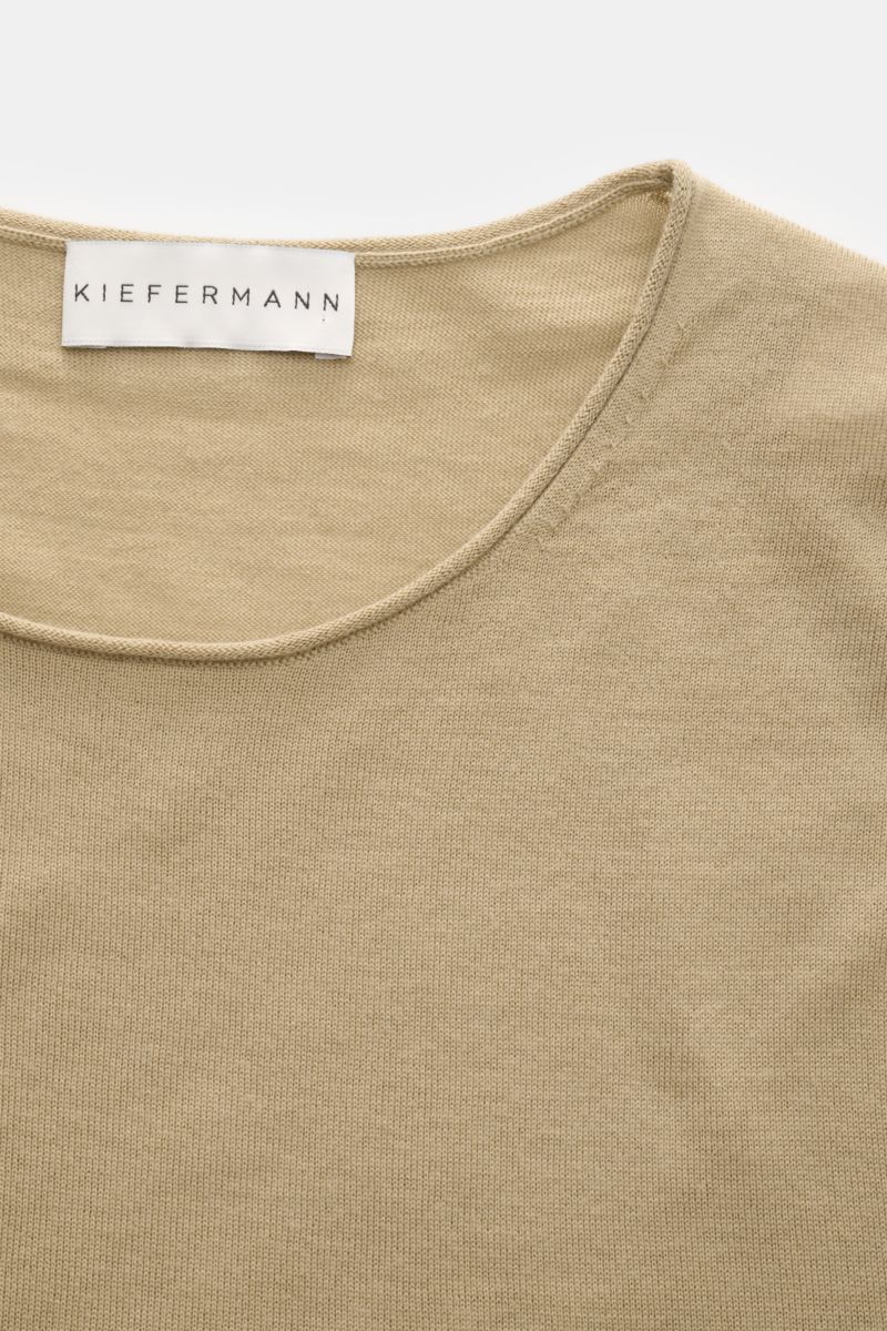 Close-up front view of Kiefermann Merino crew neck jumper 'Benjamin' sand, showing fine knit texture and label.

A luxurious basic piece: This crew neck jumper by KIEFERMANN offers maximum comfort in a timeless fine knit. It is the ideal layering piece