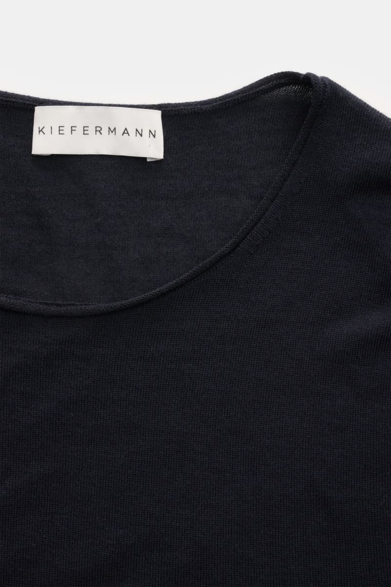 Close-up top-down view of Kiefermann Merino crew neck jumper 'Benjamin' dark navy showing fine knit texture and neckline.

A luxurious basic piece: This crew neck jumper by KIEFERMANN offers maximum comfort in a timeless fine knit. It is the ideal laye