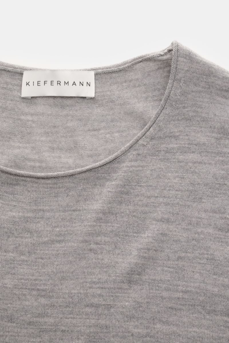 Close-up top view of Kiefermann Merino crew neck jumper 'Benjamin' grey mottled showing fine knit texture and crew neckline.

A luxurious basic piece: This crew neck jumper by KIEFERMANN offers maximum comfort in a timeless fine knit. It is the ideal l