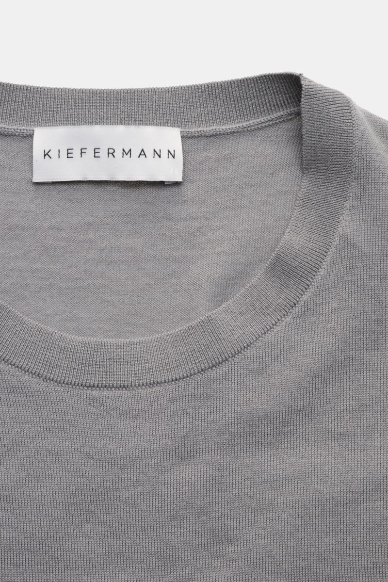 Kiefermann Merino Rundhalspullover 'Marleys' grau, Slim Fit, aus reiner Merinowolle, weicher Griff, feines Strickbild, Rundhalsausschnitt, Nahaufnahme von oben.