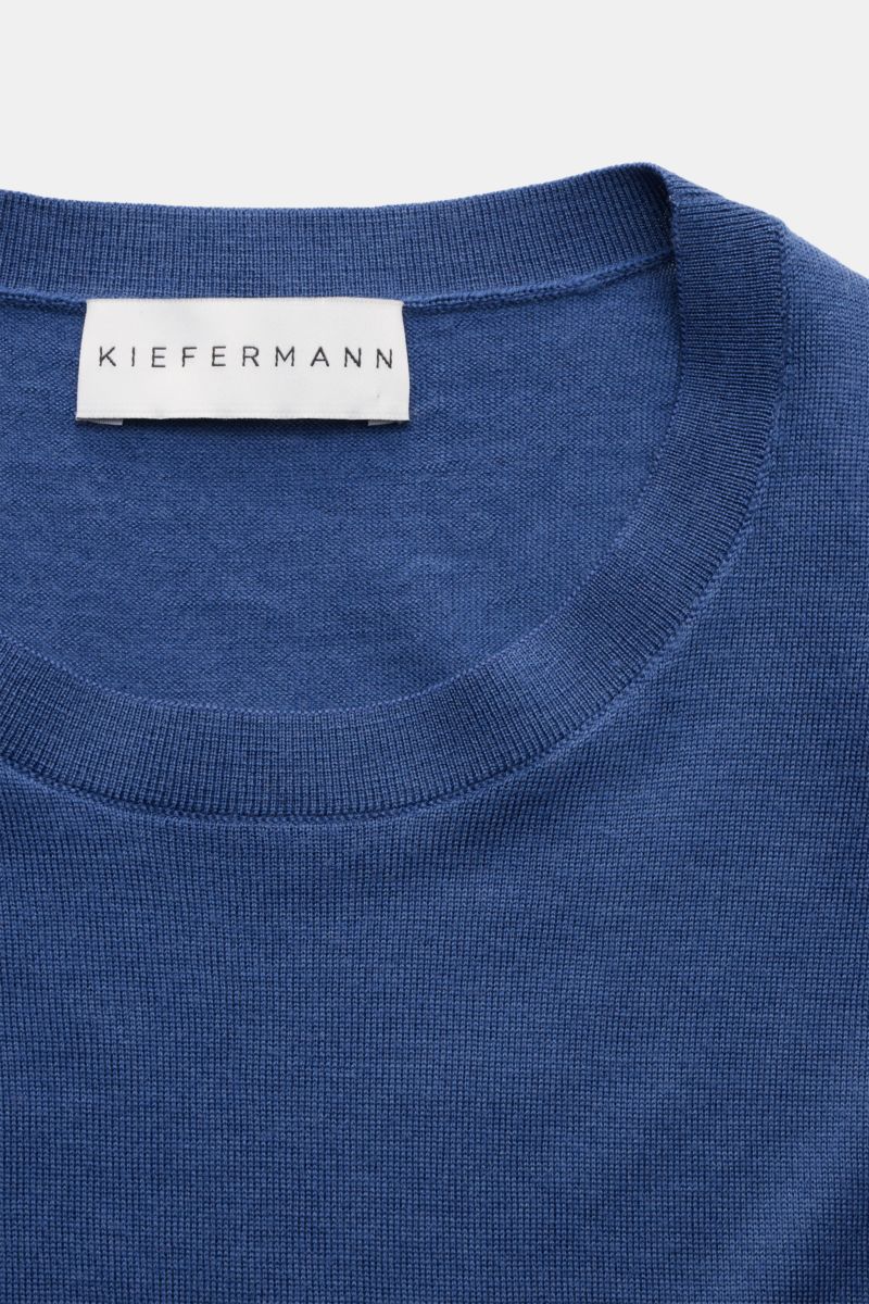 Kiefermann Merino Rundhalspullover 'Marleys' dunkelblau aus feinem Merinowoll-Strick, Slim Fit, weicher Griff, Rundhalsausschnitt, Nahaufnahme von oben.