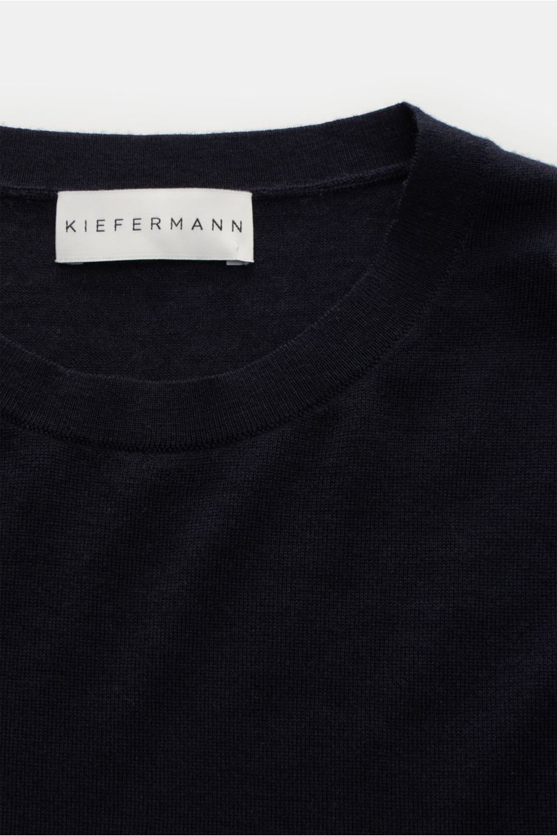 Kiefermann Merino Rundhalspullover 'Marleys' navy in Slim Fit, aus weicher, reiner Merinowolle mit feinem Strickbild, Rundhalsausschnitt, Nahaufnahme von oben.