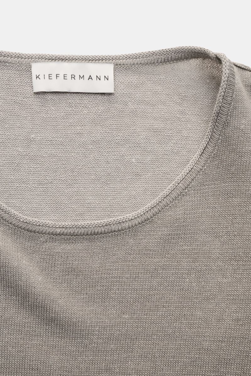 Nahaufnahme des Kiefermann Rundhalspullovers 'Jenario' grau meliert mit Rundhalsausschnitt, feinem Strickbild, offen strukturierter Leinenqualität und Regular Fit. Ideal für sommerliche Temperaturen und Layering in der Übergangszeit.