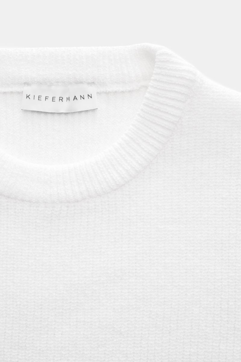 Kiefermann Rundhalspullover 'Glenndun' weiß, Slim Fit mit mittelfeiner, leicht griffiger Baumwoll-Microfaser-Struktur, Detailansicht vom Rundhalsausschnitt.