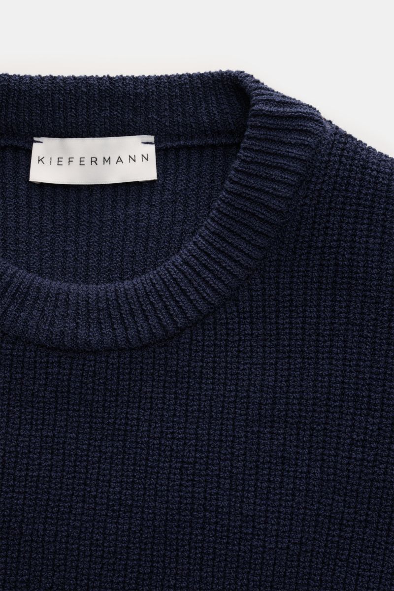 Nahaufnahme des Kiefermann Rundhalspullovers 'Glenndun' navy mit Slim Fit, leicht griffiger Baumwoll-Microfaser-Struktur und Rundhalsausschnitt.