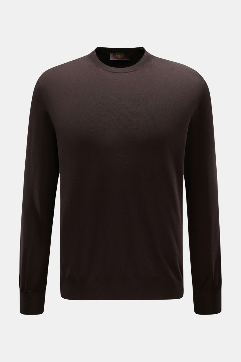 Front view of Moorer Rundhalspullover 'Orvieto' dunkelbraun, a slim fit dark brown crew neck sweater in fine pure virgin wool with soft touch, very fine knit, and comfortable ribbed cuffs.

Puristische Raffinesse: In feinem Schurwollstrick gefertigt, v