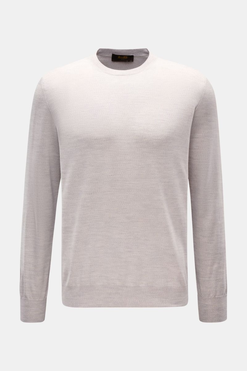 Front view of Moorer Rundhalspullover 'Orvieto' grau meliert, a slim fit grey melange crewneck sweater in fine pure new wool with soft touch, very fine knit, and comfortable ribbed cuffs. 

Description: 
Puristische Raffinesse: In feinem Schurwollstric