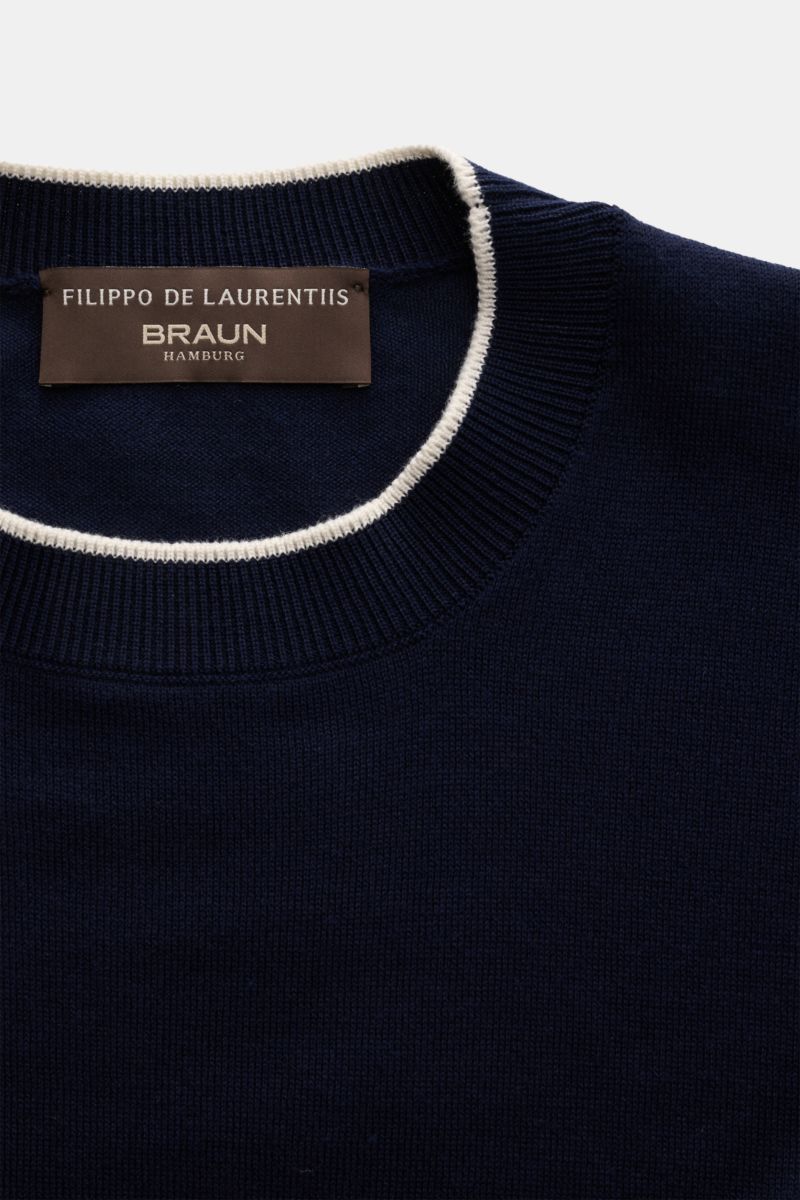 Filippo de Laurentiis Rundhalspullover navy aus weichem Baumwolle-Cashmere-Mix, feines Strickbild, Slim Fit, Rundhalsausschnitt, kontrastierende Kanten, Detailaufnahme.