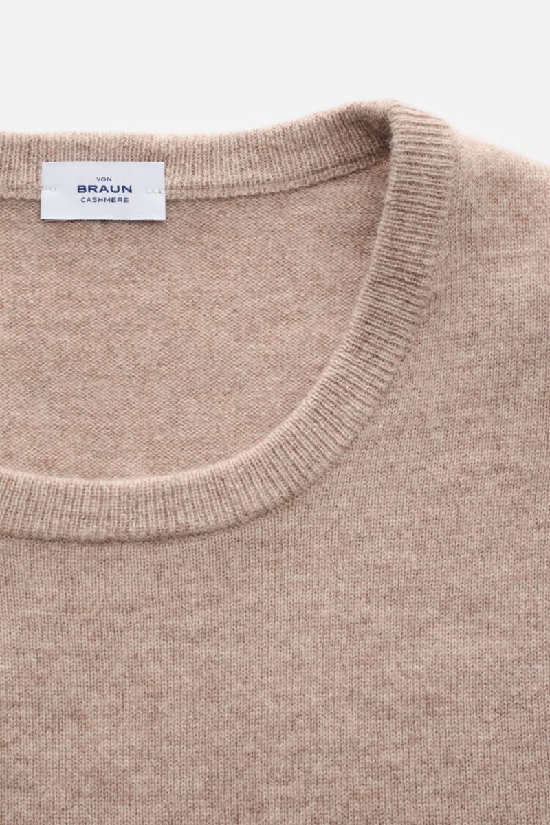 von Braun Cashmere Rundhalspullover beige meliert, Nahaufnahme von oben, Slim Fit, reiner Cashmere, weicher Griff, feines Strickbild, Rundhalsausschnitt, flexible Rippbündchen, vielseitiges Essential für kalte Jahreszeit.