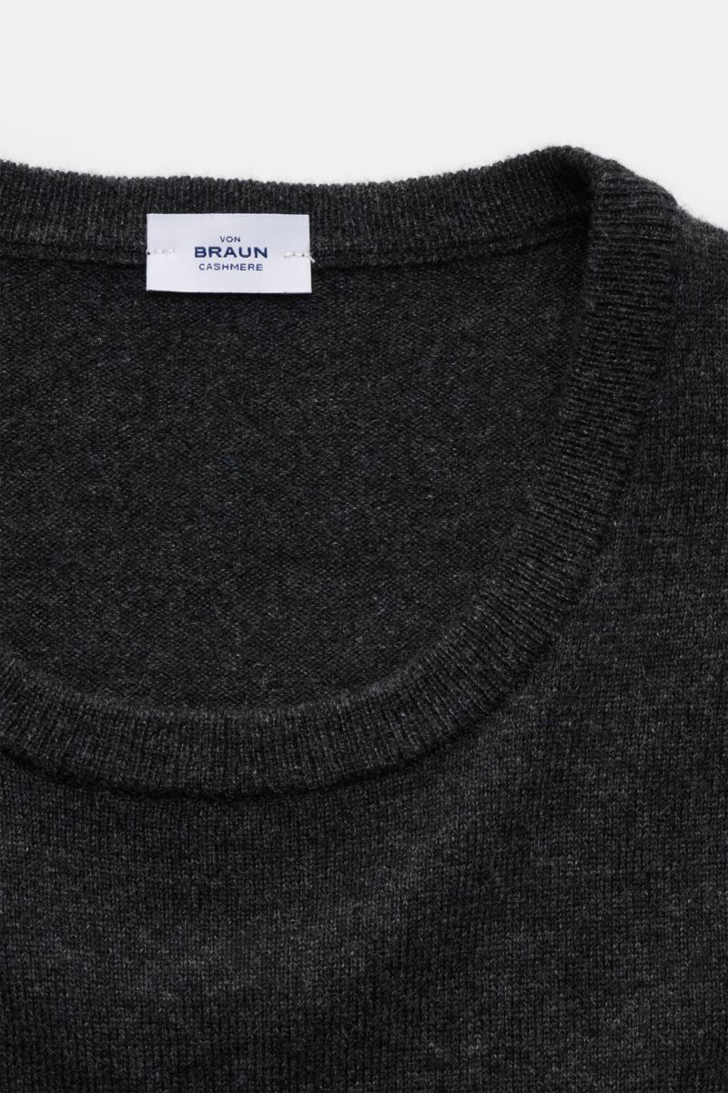 Close-up front view of von Braun Cashmere crew neck jumper dark grey mottled, showing fine knit crew neck and ribbed bands, pure Mongolian cashmere.

Description: 
A versatile essential for the colder months: This VON BRAUN fine knit jumper – made o
