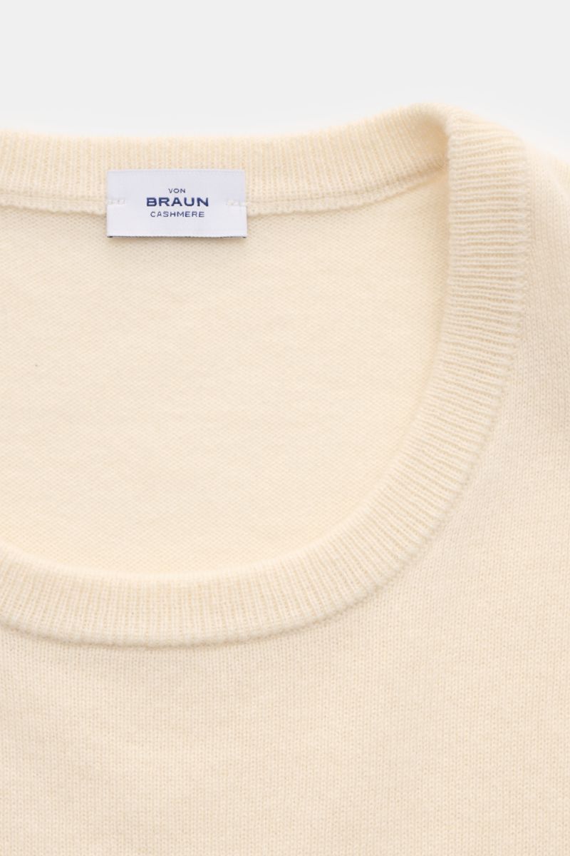 Nahaufnahme des von Braun Cashmere Rundhalspullover creme mit feinem Strickbild, Rundhalsausschnitt und flexiblem Rippbündchen.