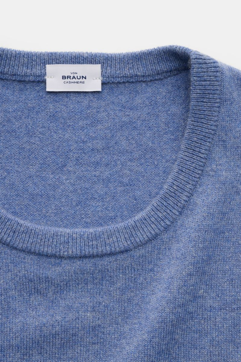 von Braun Cashmere Rundhalspullover blau meliert, Nahaufnahme von oben, feines Strickbild, Slim Fit, reiner Cashmere, weicher Griff, Rundhalsausschnitt, flexible Rippbündchen, vielseitiges Winter-Essential.