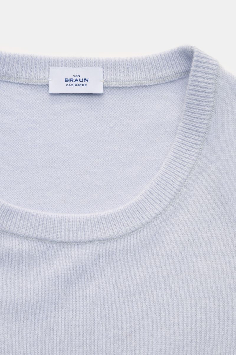 Nahaufnahme von von Braun Cashmere Rundhalspullover hellblau aus feinem Strick, Slim Fit, weichem Cashmere und flexiblem Rippbündchen.