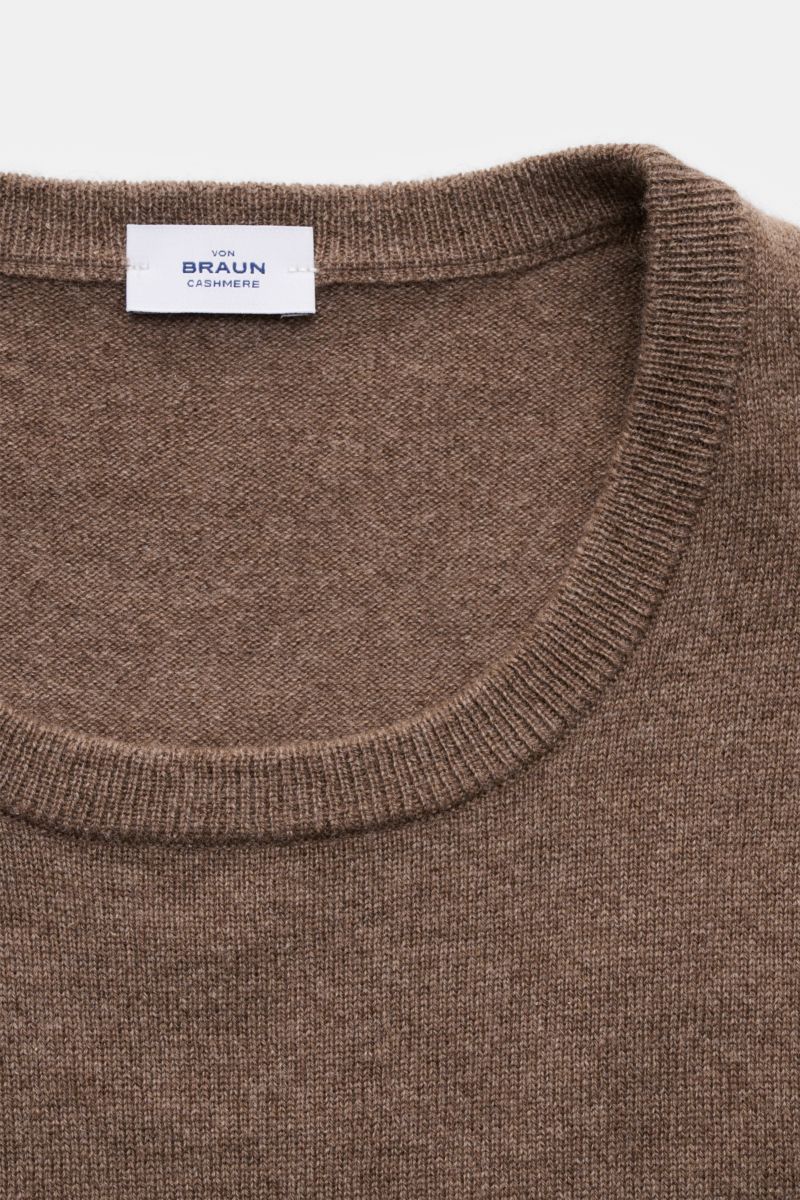 von Braun Cashmere Rundhalspullover graubraun meliert, Nahaufnahme von oben, feines Strickbild, reiner Cashmere, Slim Fit, Rundhalsausschnitt, weicher Griff, flexible Rippbündchen, vielseitiges Essential für kalte Jahreszeit