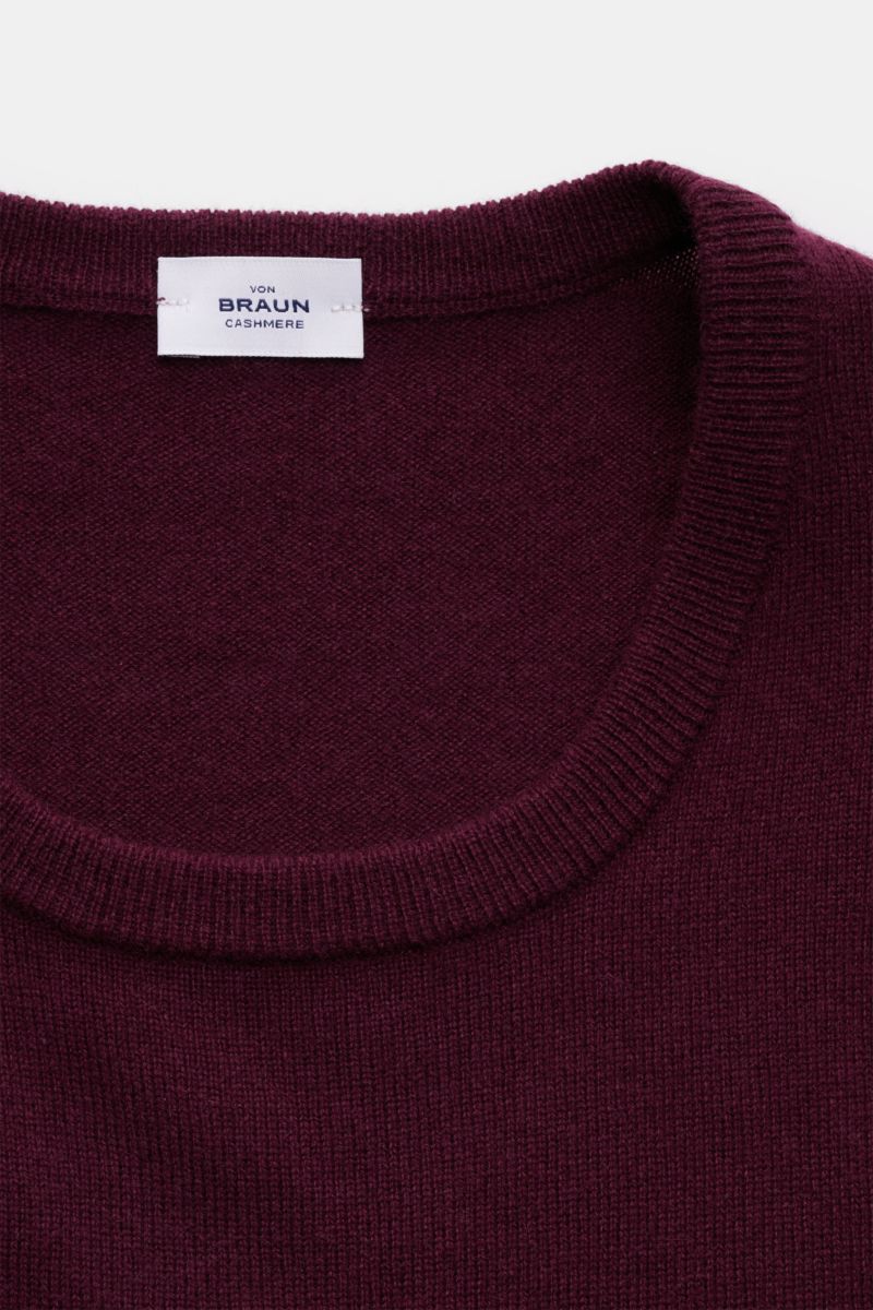 von Braun Cashmere Rundhalspullover bordeaux, Nahaufnahme von oben auf Rundhalsausschnitt mit flexiblem Rippbündchen, feiner Strick, Slim Fit, reiner Cashmere aus der Mongolei, weicher Griff, vielseitiges Winter-Essential.