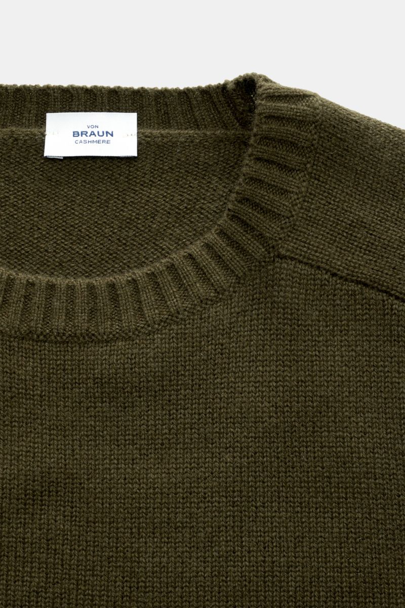 von Braun Cashmere Rundhalspullover dark olive, Nahaufnahme von oben, fein gestrickt aus weichem, reinem Cashmere mit Rundhalsausschnitt und elastischen Rippbündchen, Slim Fit