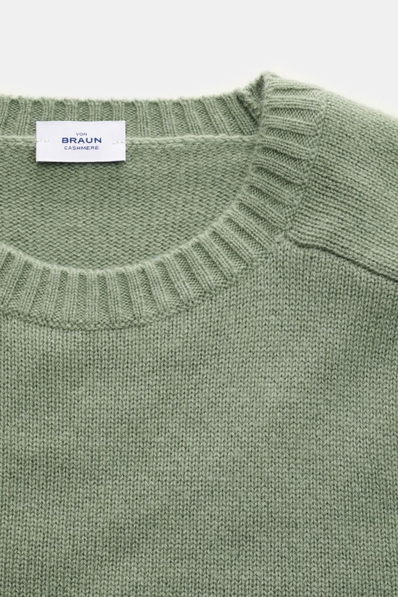 von Braun Cashmere Rundhalspullover graugrün, Detailaufnahme von oben, fein gestricktes, mittelfeines Cashmere mit Rundhalsausschnitt, Slim Fit und elastischen Rippbündchen, weicher Griff aus Mongolei