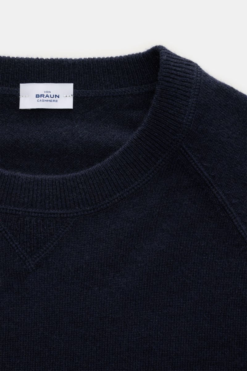 Close-up front view of von Braun Cashmere crew neck jumper navy showing fine knit crew neck, raglan sleeves, and ribbed bands in deep navy.

Description:  
Casual luxury for the cold seasons: This fine VON BRAUN crew neck jumper in Mongolian cashmere h