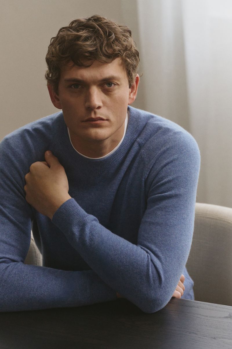 Mann von vorne sitzend trägt den von Braun Cashmere Rundhalspullover blau meliert mit Rundhalsausschnitt, Raglanärmeln, Regular Fit, weichem Griff und Rippbündchen.