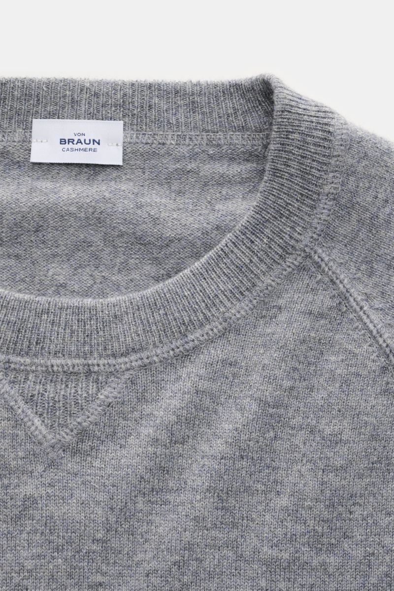 Nahaufnahme von oben auf den von Braun Cashmere Rundhalspullover grau meliert mit Rundhalsausschnitt, Raglanärmeln und feinem Strickbild.