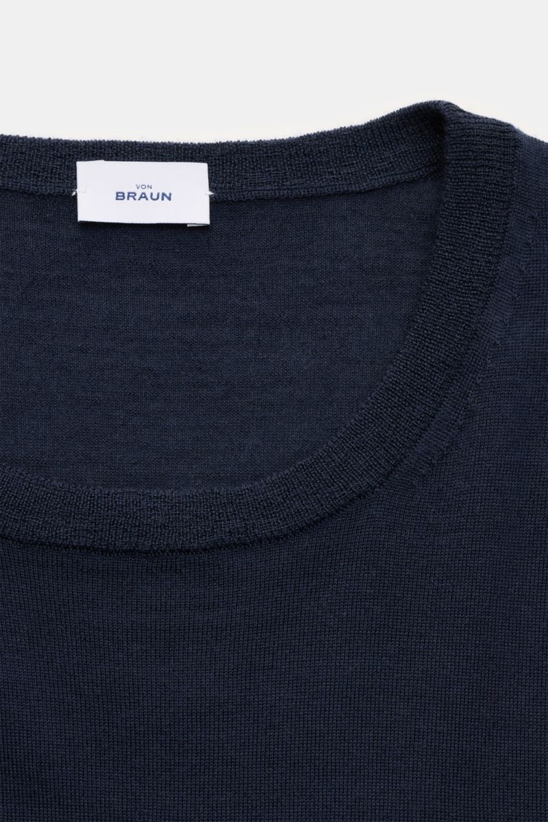 Nahaufnahme von Rundhalsausschnitt und Label des von Braun Merino Rundhalspullover navy, edler Feinstrick aus reiner Merinowolle, Slim Fit, weicher Griff, sehr feines Strickbild, elastische Rippbündchen.