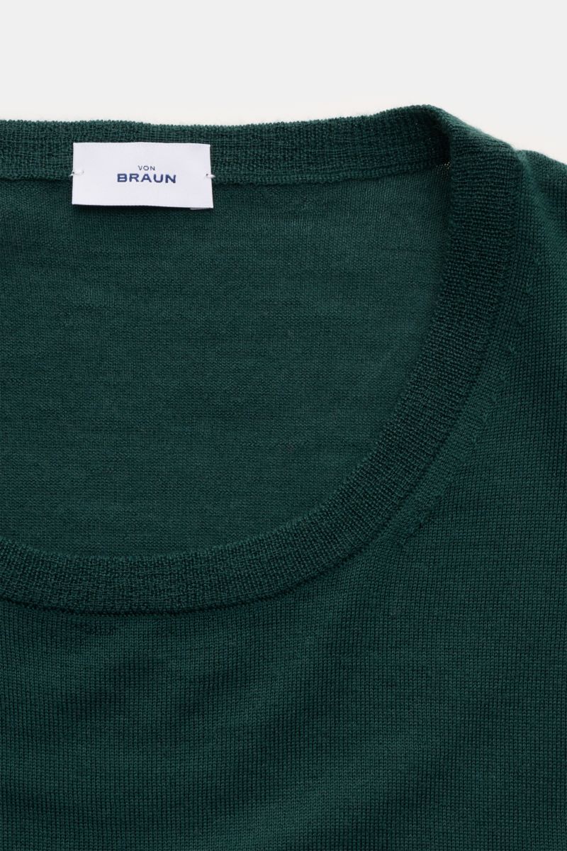 Close-up top-down view of the von Braun Merino Rundhalspullover dunkelgrün showing the round neckline and fine knit texture.

Description: 
Edler Feinstrick für die Übergangszeit: Dieser VON BRAUN Pullover ist ein klassisches Basic aus reiner Merinowol