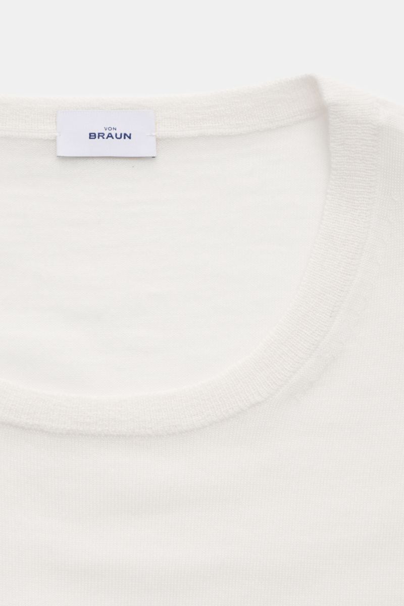 von Braun Merino Rundhalspullover creme aus reiner Merinowolle, Slim Fit, weicher Griff, feines Strickbild, Rundhalsausschnitt, elastische Rippbündchen, Detailaufnahme von oben