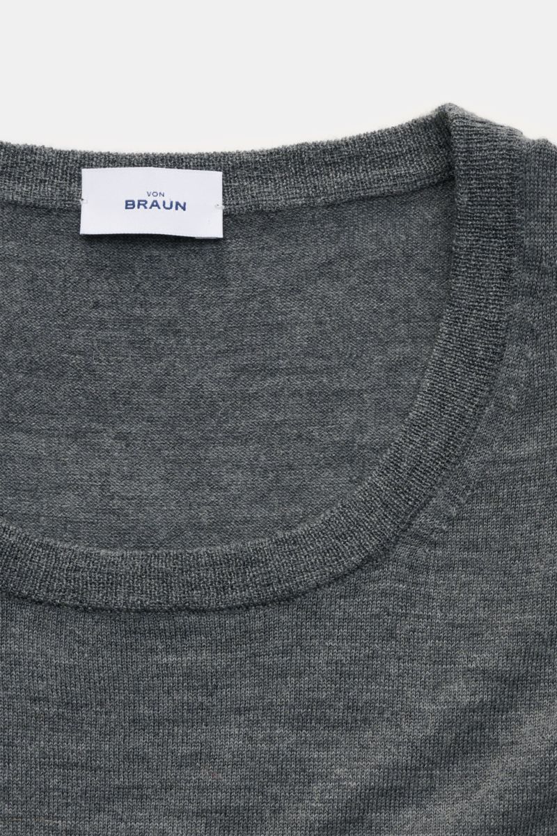 Nahaufnahme des von Braun Merino Rundhalspullovers grau meliert mit Rundhalsausschnitt, feinem Strickbild und weichem Griff.