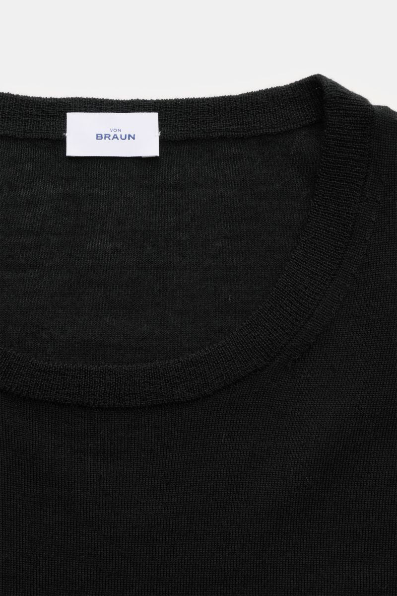 von Braun Merino Rundhalspullover schwarz, Slim Fit, weicher Feinstrick aus reiner Merinowolle, Rundhalsausschnitt, elastische Rippbündchen, Detailaufnahme von oben