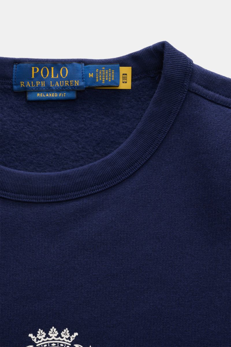 Nahaufnahme des Polo Ralph Lauren Sweatshirt navy mit Rundhalsausschnitt, weichem Griff und sichtbaren Labels innen.