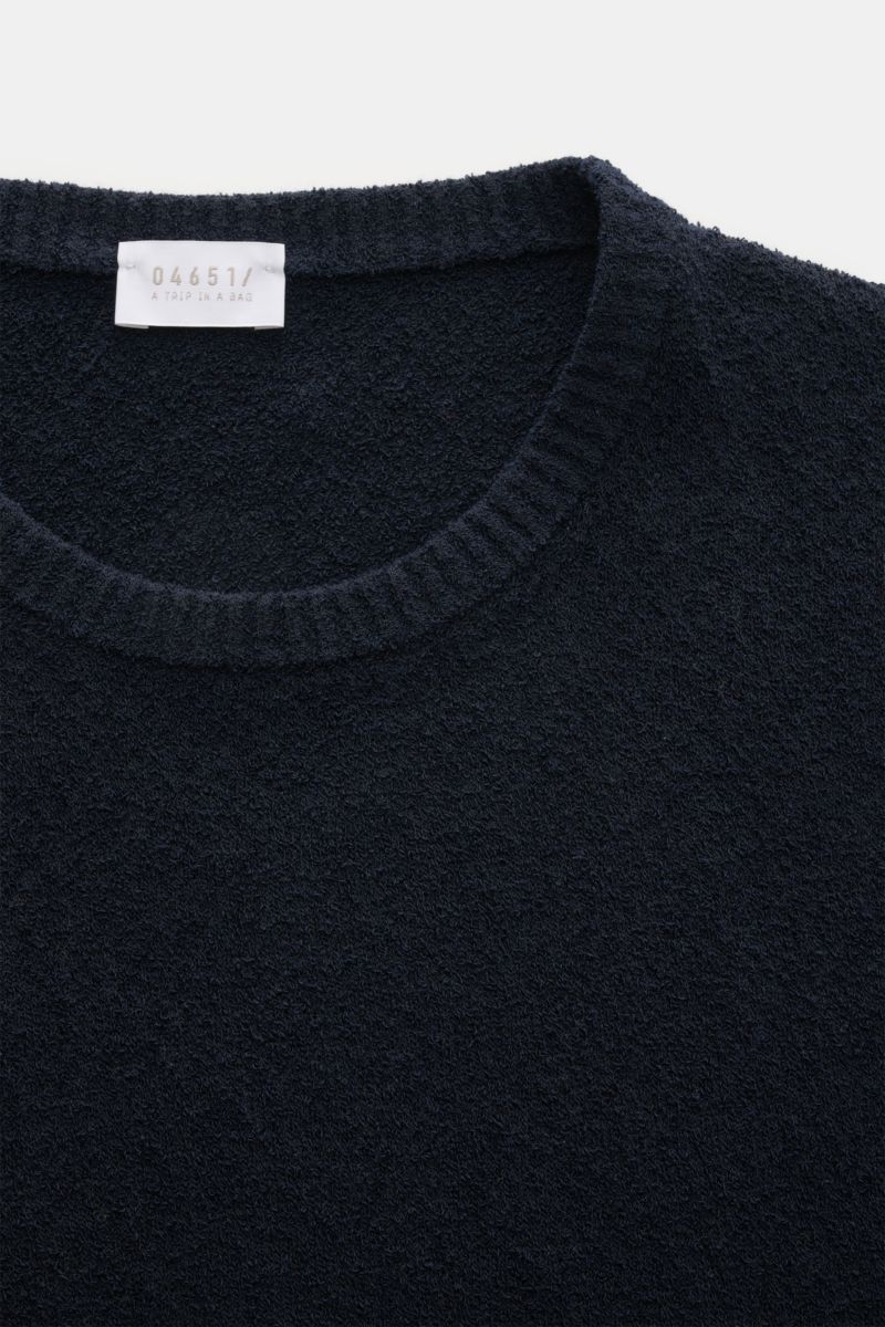 Close-up top view of the navy 04651/ A trip in a bag Rundhalspullover 'Knit Terry Crew' showing fine bouclé terry knit texture, round neckline, and ribbed collar. Markante Frottee-Optik: Der feine Bouclé-Strick aus elastischer Baumwolle und hochwertiger M