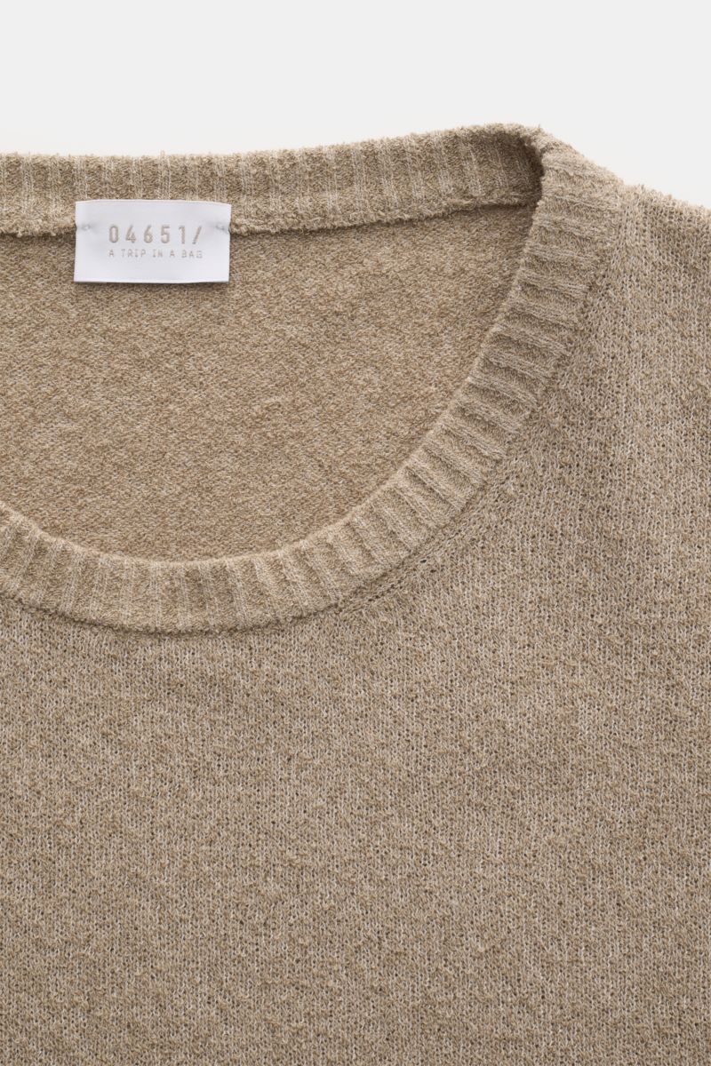 Close-up top-down view of the taupe 04651/ A trip in a bag Rundhalspullover 'Knit Terry Crew' showing its fine bouclé knit texture, round neckline, and ribbed collar. Markante Frottee-Optik: Der feine Bouclé-Strick aus elastischer Baumwolle und hochwertig