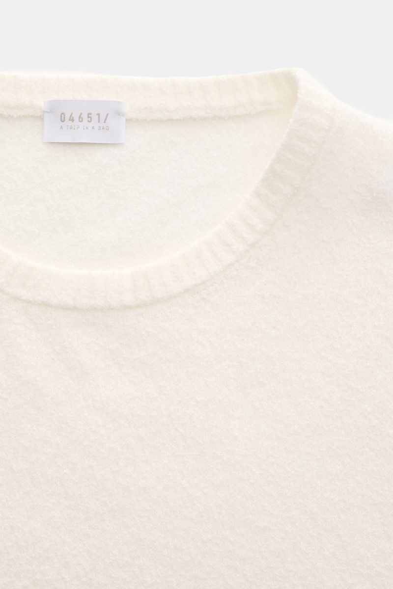 04651/ A trip in a bag Rundhalspullover 'Knit Terry Crew' offwhite in Slim Fit, feine Bouclé-Struktur, Rundhalsausschnitt, flexible Rippbündchen, aus elastischer Baumwolle und Microfaser, Nahaufnahme von oben.