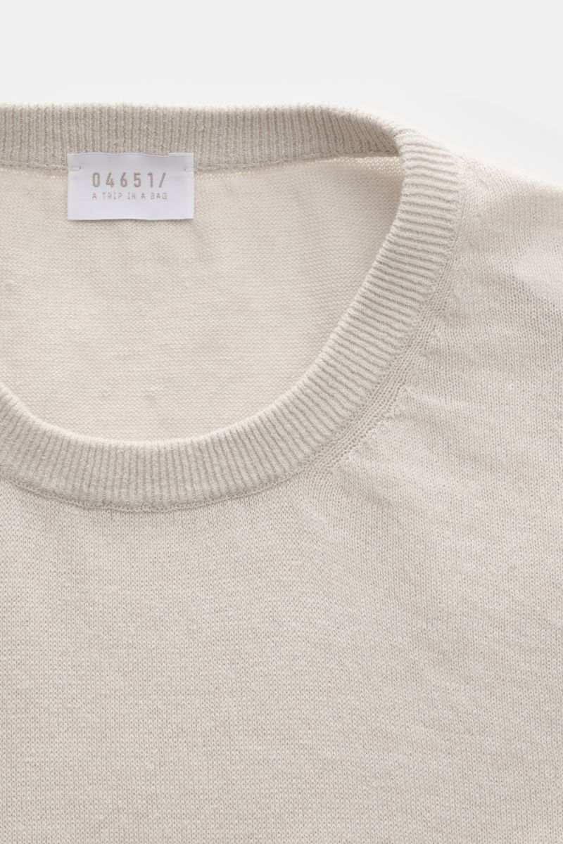 04651/ A trip in a bag Feinstrick-Kurzarmpullover 'Pocket Tee' hellgrau, Nahaufnahme von Rundhalsausschnitt und feinem Leinen-Baumwoll-Strick.