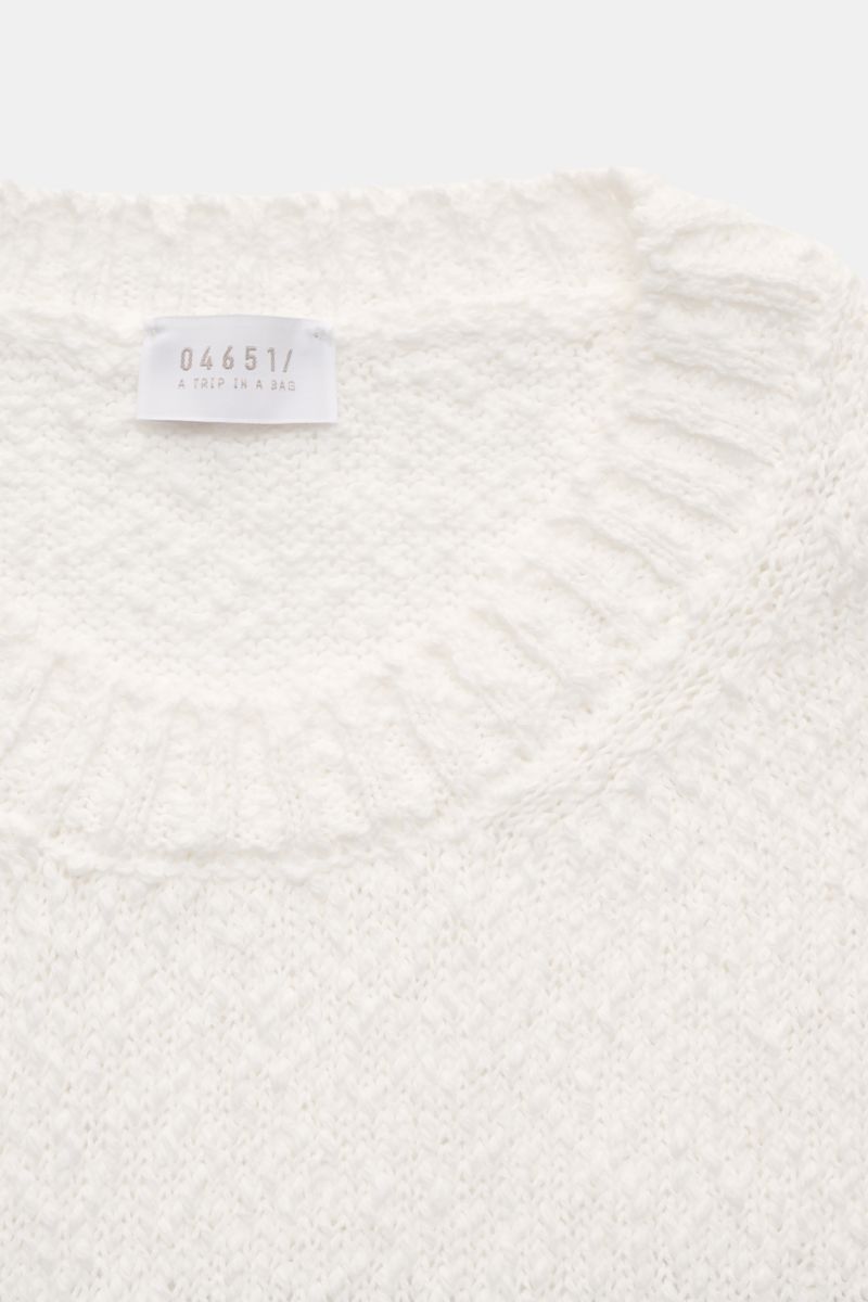 Weißer Ausschnitt in Nahaufnahme des 04651/ A trip in a bag Rundhalspullover 'Mouline Striped' offwhite/navy gestreift aus Baumwolle mit grobem Strick.