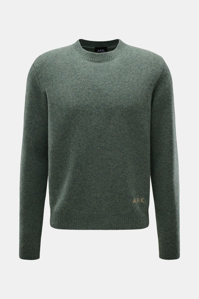 A.P.C. Rundhalspullover 'Edmond' graugrün meliert, aus reiner Wolle, Regular Fit, mit Rundhalsausschnitt, kontrastfarbenem Logo am Bund, frontal fotografiert.