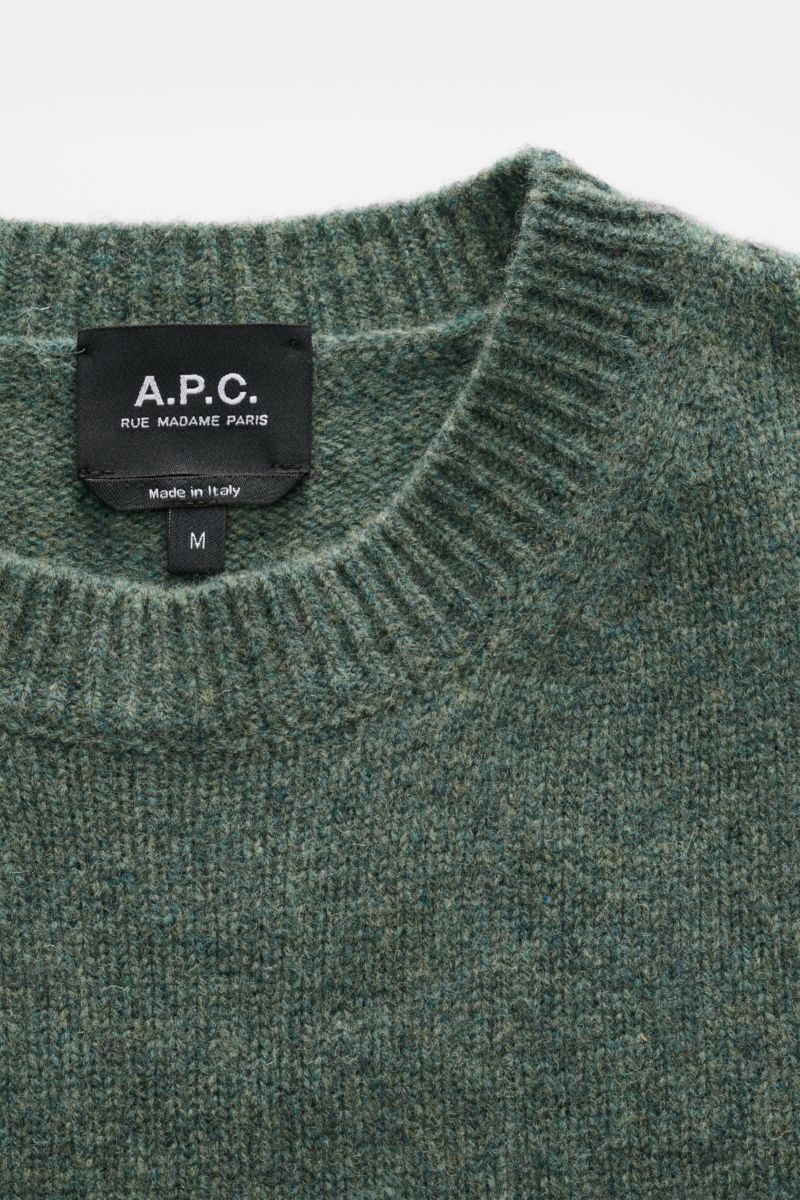 Nahaufnahme des Rundhalsausschnitts und Labels des A.P.C. Rundhalspullover 'Edmond' graugrün meliert aus reiner Wolle.