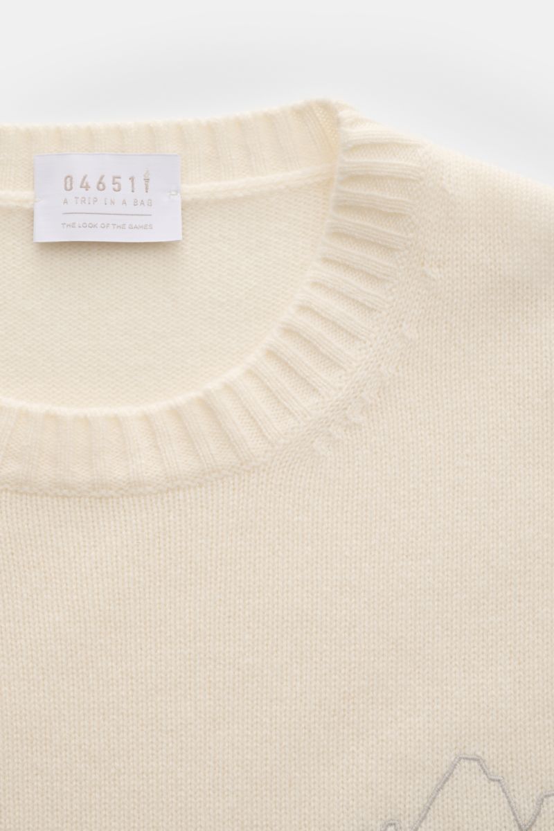 04651/ A trip in a bag Cashmere Rundhalspullover creme, Detailaufnahme von oben, weiches Strickbild, Rundhals, Stitching Brust, Rippbündchen, reiner Cashmere
