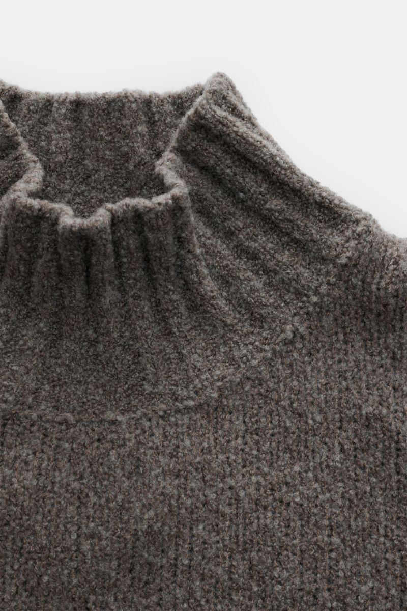 Nahaufnahme des taupefarbenen 04651/ A trip in a bag Mock Neck Pullover 'Grainy' mit hohem Rippstrickkragen, Boucléstrick und mittelfeinem Strickbild.