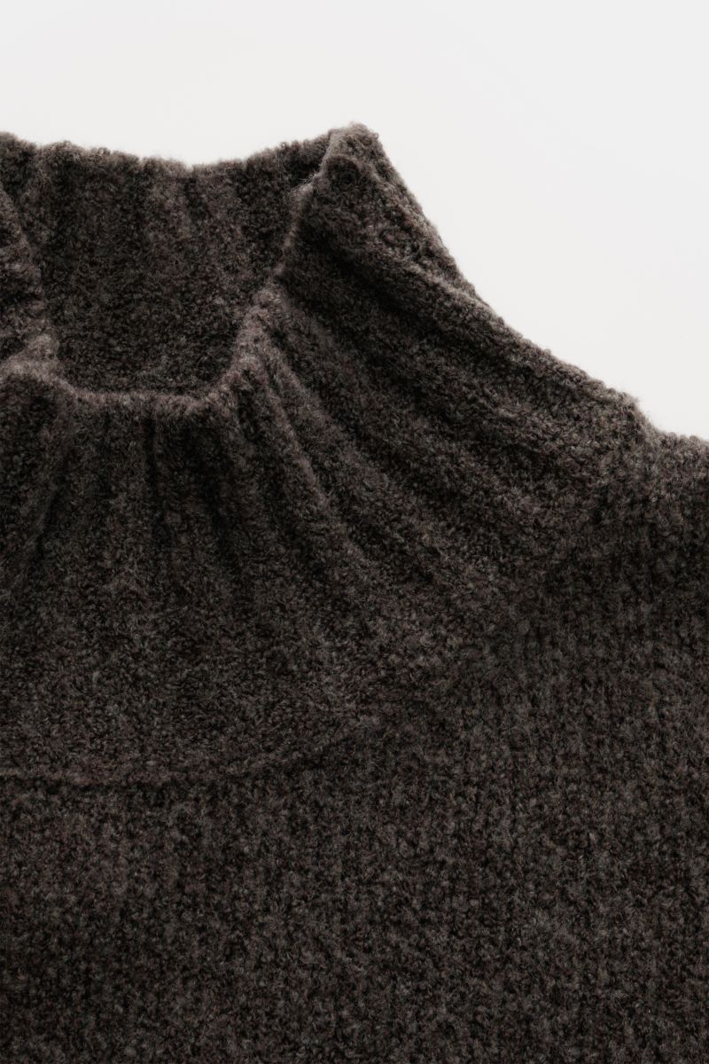 04651/ A trip in a bag Mock Neck Pullover 'Grainy' graubraun, nah aufgenommen, Boucléstrick, Woll-Mix, Regular Fit, hoher Rippkragen, breite Bündchen.