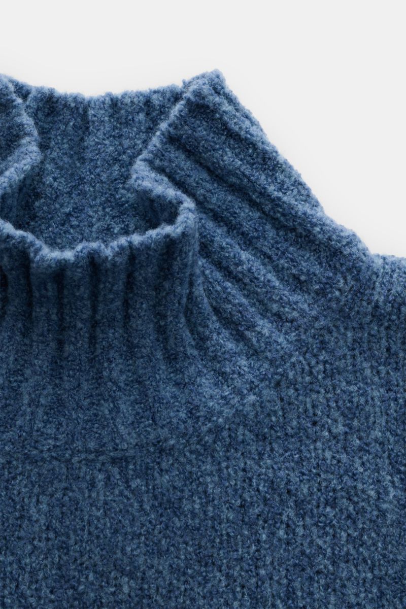 04651/ A trip in a bag Mock Neck Pullover 'Grainy' rauchblau, Detailaufnahme von oben, wärmender Woll-Mix, Boucléstrick, hoher Rippkragen, Regular Fit.