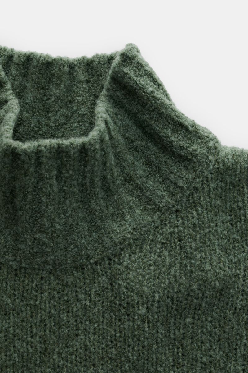 04651/ A trip in a bag Mock Neck Pullover 'Grainy' grün, Detailaufnahme von oben, Boucléstrick, hoher Rippkragen, wärmender Woll-Mix, Regular Fit.